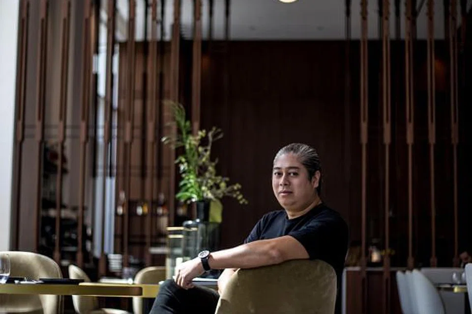 SUSUN STRATEGI: Cef Akmal gunakan masa yang agak lengang sekarang untuk menyusun strategi dan melakukan R&D bagi perniagaan yang baru ditubuhkan tahun lalu.