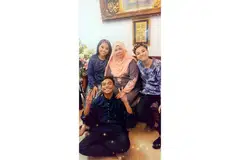 DISAYANGI RAMAI: Allahyarham Muhammad Nur Shazly Mohd Ali bersama neneknya, Cik Aisah Abd Aziz, dan kakak-kakaknya, Dayang Nur Ellysha (kiri) dan Dayang Nur Aliah, dalam gambar yang dipetik semasa Hari Raya tahun ini. Allahyarham disifatkan sebagai senang bergaul bersama semua orang. - Foto ANITH ATHIRAH RAHWOM