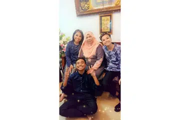DISAYANGI RAMAI: Allahyarham Muhammad Nur Shazly Mohd Ali bersama neneknya, Cik Aisah Abd Aziz, dan kakak-kakaknya, Dayang Nur Ellysha (kiri) dan Dayang Nur Aliah, dalam gambar yang dipetik semasa Hari Raya tahun ini. Allahyarham disifatkan sebagai senang bergaul bersama semua orang. - Foto ANITH ATHIRAH RAHWOM