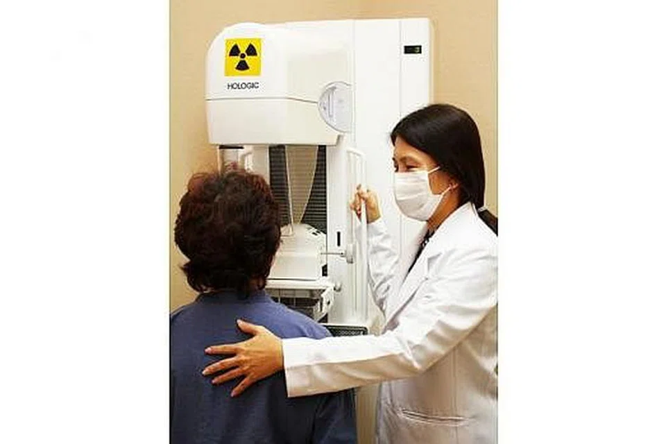 DEMI KESIHATAN WANITA: Persatuan Barah Singapura menggalakkan wanita agar kerap menjalani pemeriksaan mamogram. Mereka boleh melakukan pemeriksaan di salah satu daripada 44 pusat pemeriksaan buah dada. - Foto PERSATUAN BARAH SINGAPURA