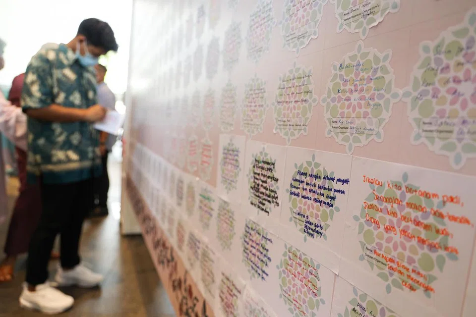 Pameran ‘Cipta Pantun. Cipta Rekod’ yang mengumpulkan pantun Melayu  pada 2022. Pantun tradisional mahupun yang ditulis pada zaman moden, boleh mengungkapkan nilai-nilai sejagat seperti berbudi, beradab dan bermaruah, tulis Dr Azhar.