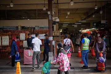 Tujuan pelonggaran ini ialah untuk mengurangkan pelanggan berhimpun pada hujung minggu dengan menawarkan lebih masa untuk membeli sepanjang minggu. - FOTO: Fail.
