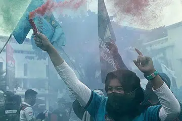 BANTAHAN: Sekumpulan aktivis di Surabaya kelihatan keluar menunjuk perasaan pada 19 November lalu. Mereka membantah undang-undang baru berkontroversi yang diluluskan Parlimen Indonesia pada Oktober lalu. Undang-undang itu yang dikritik kerana dianggap memihak kepada pelabur dengan mengorbankan hak pekerja dan alam sekitaran. - Foto
