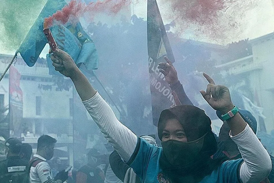 BANTAHAN: Sekumpulan aktivis di Surabaya kelihatan keluar menunjuk perasaan pada 19 November lalu. Mereka membantah undang-undang baru berkontroversi yang diluluskan Parlimen Indonesia pada Oktober lalu. Undang-undang itu yang dikritik kerana dianggap memihak kepada pelabur dengan mengorbankan hak pekerja dan alam sekitaran. - Foto