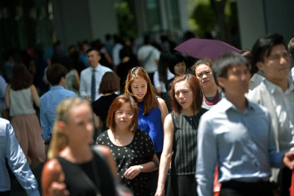 HUTANG BERKURANGAN: Rakyat Singapura telah mengurangkan kadar hutang mereka disebabkan kadar faedah tinggi yang tidak menggalakkan mereka mengambil pinjaman baru di samping pertumbuhan pendapatan sihat yang membantu mereka melunaskan hutang mereka, menurut laporan yang dikeluarkan Penguasa Kewangan Singapura pada Isnin.