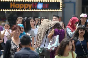 PARAS REKOD: Suhu purata setinggi 28.4 darjah Celsius menjadikan tahun lalu sebagai musim yang terpanas di Singapura. - Foto BH oleh ONG WEE JIN