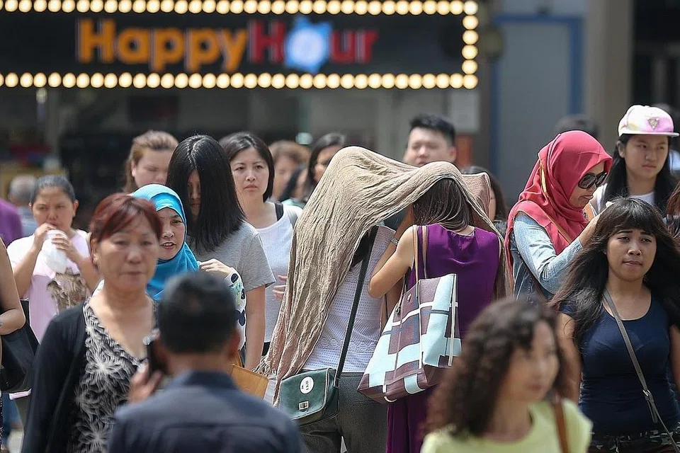 PARAS REKOD: Suhu purata setinggi 28.4 darjah Celsius menjadikan tahun lalu sebagai musim yang terpanas di Singapura. - Foto BH oleh ONG WEE JIN