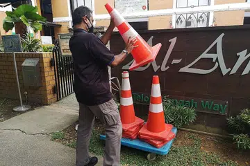 SENTIASA MEMBERI BANTUAN: Sukarelawan ini adalah antara ramai sukarelawan yang menjalankan tugas di masjid dalam memastikan keselamatan jemaah. - Foto MASJID AL-AMIN