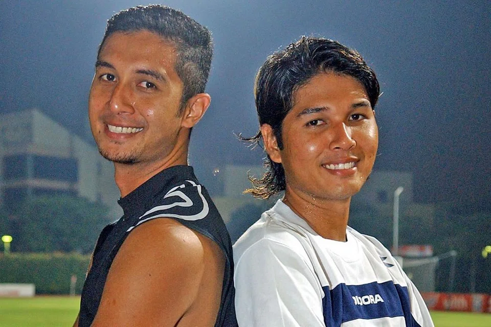 KELUARGA BOLA SEPAK: Aidil (kanan) bergambar dengan abangnya yang juga bekas pemain nasional, Aide Iskandar, semasa kededuanya dinamakan dalam skuad nasional bagi Cabaran Koswe menentang Malaysia pada 2005. - Foto fail. 