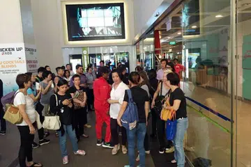 Pusat beli-belah Parkway Parade, termasuk tempat letak keretanya, ditutup hingga diberitahu kelak, namun menara pejabat dan bank di tingkat satu akan dibuka pada Selasa (17 Mei), 