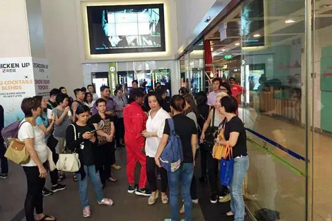 Pusat beli-belah Parkway Parade, termasuk tempat letak keretanya, ditutup hingga diberitahu kelak, namun menara pejabat dan bank di tingkat satu akan dibuka pada Selasa (17 Mei), 