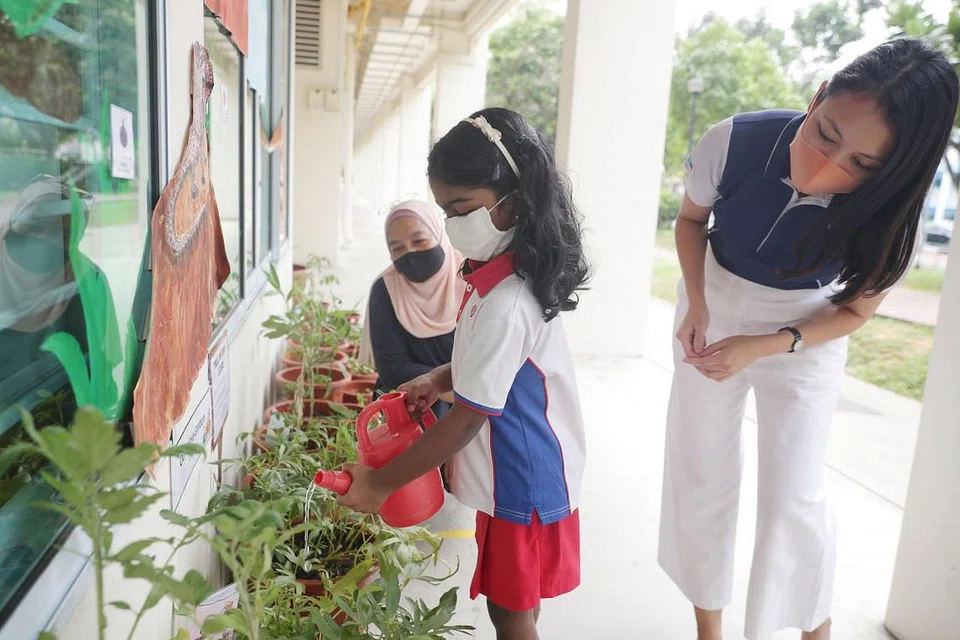 MEMUPUK SIFAT MESRA ALAM: (dari kiri) Cik Noraini, pelajar K2 Chrislyn Rayen, dan Cik Aisyah berkebun di prasekolah PCF Sparkletots @ Eunos Blok 122. Menurut Cik Noraini, aktiviti seperti berkebun menerima asas sosial-emosi yang penting dalam perkembangan seorang anak. - Foto BH oleh JASON QUAH 