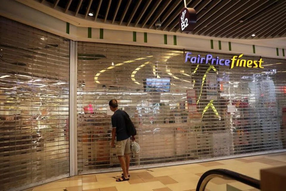 DIBUKA SEMULA ESOK: Pasar Raya FairPrice Finest telah ditutup selama tiga hari sejak Rabu lalu bagi kerja-kerja pembersihan tuntas kelmarin selepas seorang kakitangannya diuji positif Covid-19. 