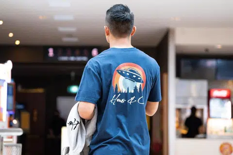 Pilihan saiz pakaian Has & Co. merangkumi dari kanak-kanak berumur 1 hingga 2 tahun hingga dewasa bersaiz 6XL, dengan harga antara $20 hingga $80.