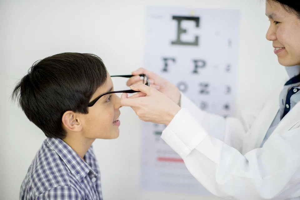RAWATAN RABUN JAUH: Pemeriksaan tahap rabun jauh adalah isu kesihatan mata yang perlu dititikberatkan.

Foto ISTOCKPHOTO