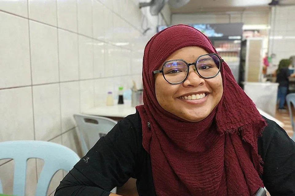 SAMBUT BAIK: Cik Siti Khairani Muhd dan Encik Muhd Sufi, yang memang kerap makan di luar kerana bekerja, menyambut baik usul 'Menu Rahmah' bagi membantu rakyat mengatasi kos makanan yang kian meningkat.
