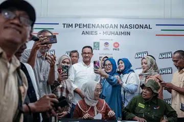 Calon Presiden, Encik Anies Baswedan (tengah, berbaju putih), merancang mencabar keputusan pemilihan presiden di mahkamah tertinggi dengan memfailkan aduan selepas keputusan rasmi diumumkan pada 20 Mac. Namun beliau tidak memberikan butiran lanjut.