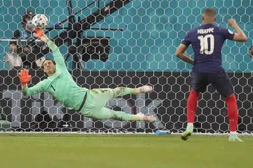 PENALTI MEMEDIHKAN: Tendangan penalti penyerang Perancis, Kylian Mbappe, diselamatkan penjaga gawang Switzerland, Yann Sommer. Dengan kekalahan itu, Perancis menjadi satu lagi pasukan gergasi Eropah yang disingkirkan dari kejohanan itu selepas Portugal. - Foto EPA-EFE
