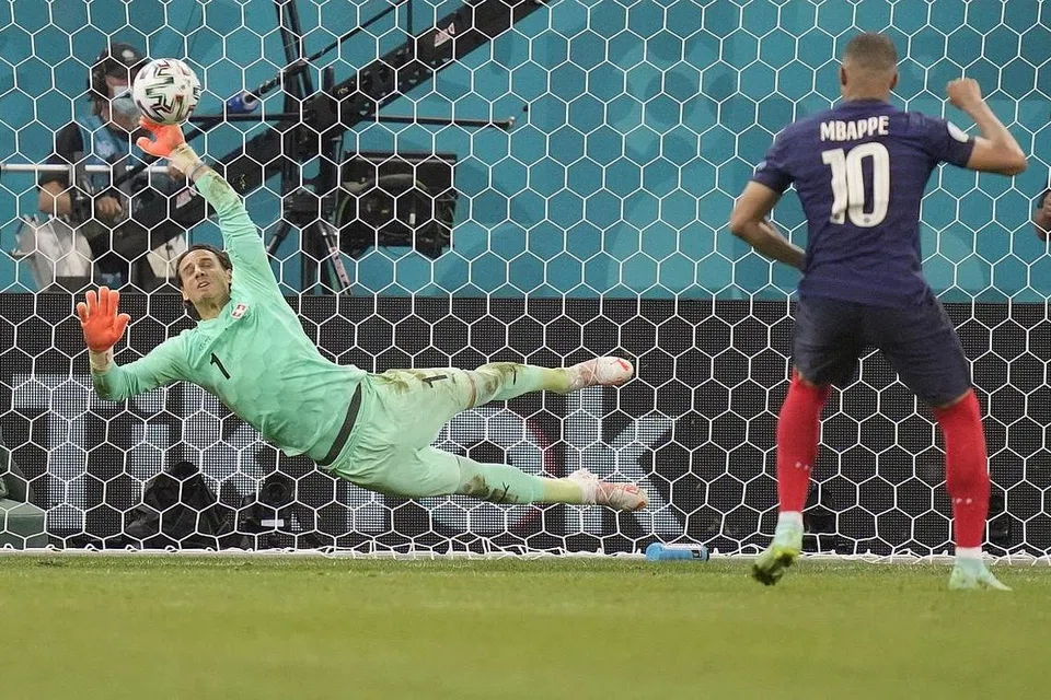 PENALTI MEMEDIHKAN: Tendangan penalti penyerang Perancis, Kylian Mbappe, diselamatkan penjaga gawang Switzerland, Yann Sommer. Dengan kekalahan itu, Perancis menjadi satu lagi pasukan gergasi Eropah yang disingkirkan dari kejohanan itu selepas Portugal. - Foto EPA-EFE
