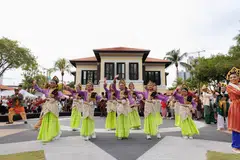 RAI PEMBUKAAN SEMULA: Halaman Taman Warisan Melayu (TWM) meriah dan berwarna-warni dengan pelbagai persembahan budaya semasa festival ‘Pesta Pecah Panggung’ yang dianjurkan bagi menyambut pembukaan semula TWM.