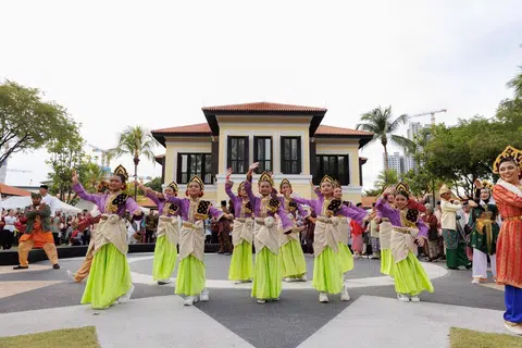 Halaman TWM meriah dan berwarna-warni dengan pelbagai persembahan budaya semasa festival Pesta Pecah Panggung yang dianjurkan bagi menyambut pembukaan semula TWM.