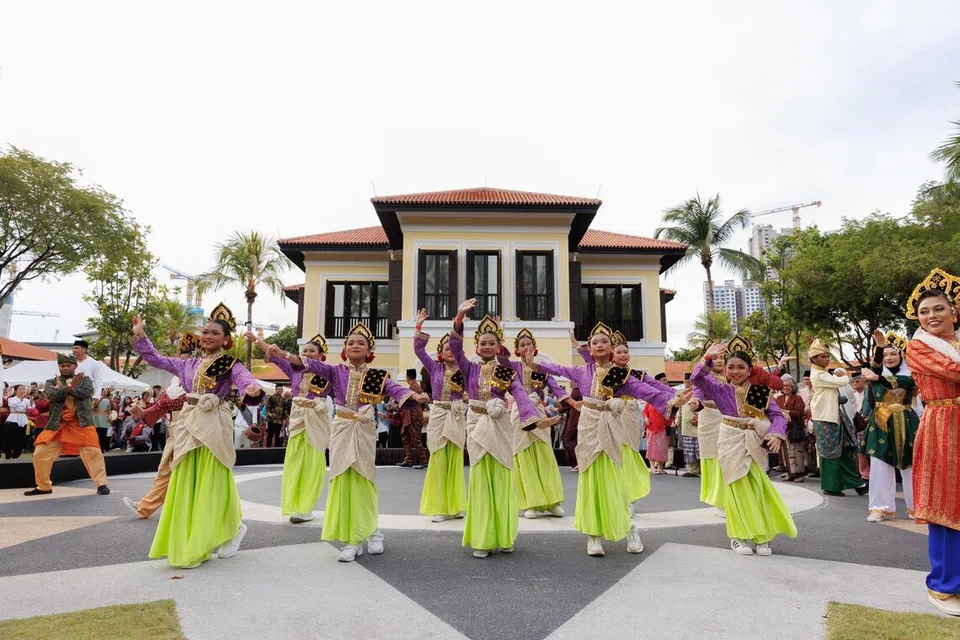Halaman TWM meriah dan berwarna-warni dengan pelbagai persembahan budaya semasa festival Pesta Pecah Panggung yang dianjurkan bagi menyambut pembukaan semula TWM.