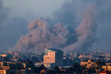 Gambar yang diambil dari Rafah menunjukkan asap berkepul-kepul ketika pengeboman Israel ke atas Khan Yunis di selatan Jaluran Gaza pada 10 Februari, di tengah-tengah konflik berterusan di antara kumpulan Hamas dengan Israel.