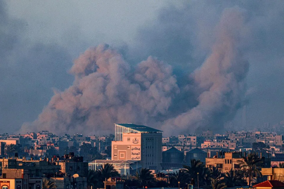 Gambar yang diambil dari Rafah menunjukkan asap berkepul-kepul ketika pengeboman Israel ke atas Khan Yunis di selatan Jaluran Gaza pada 10 Februari, di tengah-tengah konflik berterusan di antara kumpulan Hamas dengan Israel.
