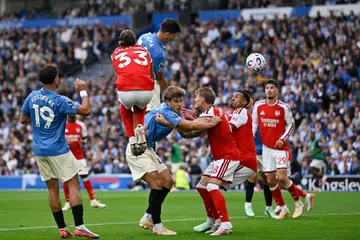 Pemain Brighton & Hove Albion, Chema Andres (atas), menanduk masuk gol ketiga pasukannya ketika menewaskan Arsenal 3-0 dalam saingan Liga Perdana England di Stadium American Express (Amex), Brighton, pada 19 September.