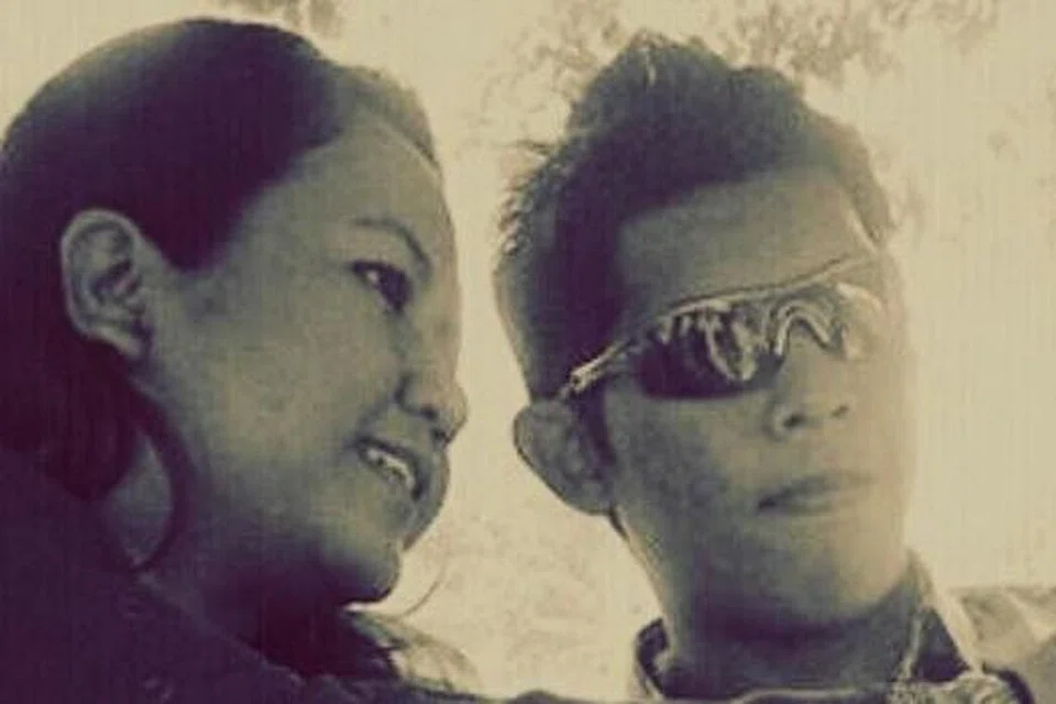 "Boon Lay Nasi Lemak Power... Nasi yang harum dan enak dimakan begitu saja... pelbagai hidangan sampingan boleh dipilih selain daripada yang biasa. Ayam gorengnya rangup dan penuh rasa dengan rempah ratus Melayu. Emmmm... cuba sekali pasti nak lagi. - Cik Azlina Magiar. (Dari FB BH)