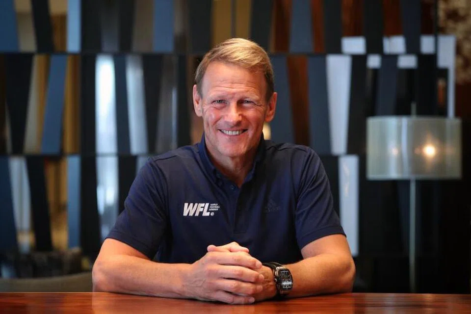 Teddy Sheringham ialah bekas penyerang England dan kelab Liga Perdana, Manchester United.