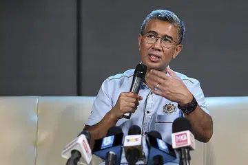 TENGKU ZAFRUL: Apa yang penting ketika ini ialah pulihkan semula ekonomi Malaysia. - Foto THE STAR