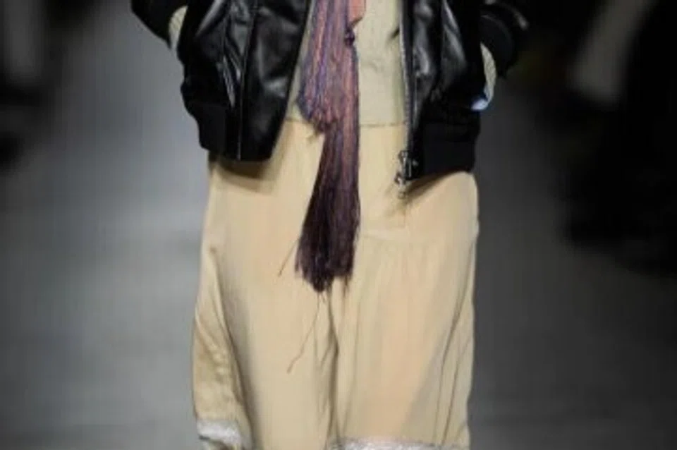 Jaket Blouson Musim Luruh/Musim Sejuk 25 Onitsuka Tiger, yang digayakan dengan pakaian berwarna cerah menjadikan gabungan yang elegan. 