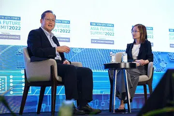 TETAP OPTIMIS: Dr Tan See Leng (kiri) melahirkan rasa optimis akan masa depan Asia walau banyak cabaran mendatang semasa Sidang Puncak Masa Depan Asia The Straits Times 2022 di Pusat Konvensyen Raffles City semalam. Bersama beliau adalah Editor Rencana ST, Cik Grace Ho. - Foto BH oleh FELINE LIM