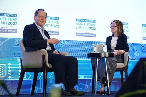 TETAP OPTIMIS: Dr Tan See Leng (kiri) melahirkan rasa optimis akan masa depan Asia walau banyak cabaran mendatang semasa Sidang Puncak Masa Depan Asia The Straits Times 2022 di Pusat Konvensyen Raffles City semalam. Bersama beliau adalah Editor Rencana ST, Cik Grace Ho. - Foto BH oleh FELINE LIM