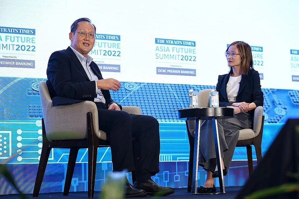 TETAP OPTIMIS: Dr Tan See Leng (kiri) melahirkan rasa optimis akan masa depan Asia walau banyak cabaran mendatang semasa Sidang Puncak Masa Depan Asia The Straits Times 2022 di Pusat Konvensyen Raffles City semalam. Bersama beliau adalah Editor Rencana ST, Cik Grace Ho. - Foto BH oleh FELINE LIM