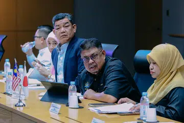 Ketua Menteri Melaka, Datuk Seri Utama Ab Rauf Yusoh (dua dari kanan).