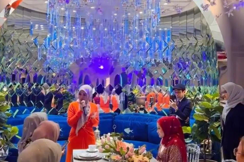 Butik Crystal World Bawal Exclusive di Puchong, Kuala Lumpur yang cukup mewah dan eksklusif adalah butik termahal di dunia dengan nilai RM2.5 juta.