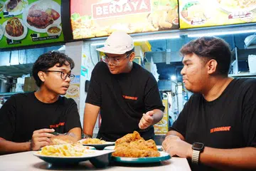 TIGA SEKAWAN: Kedai makanan Barat baharu di Yishun, Berjaya Western, diasaskan oleh tiga remaja, (dari kiri) Encik Muhammad Qusyairi Abdul Rahman, Encik Hanz Haiqyl K Yazid dan Encik Mohamad Irfan Mohamad Tahar.