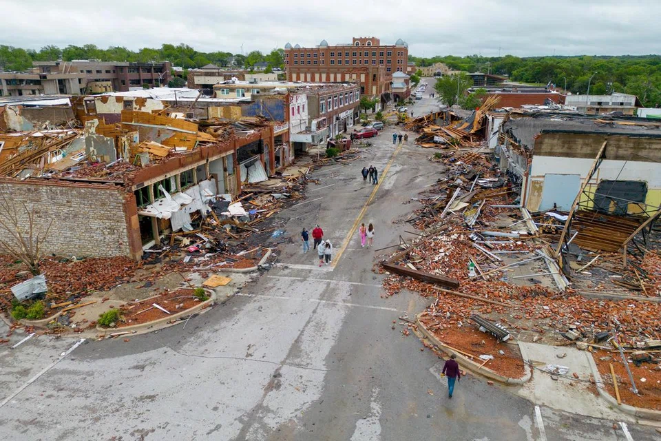 Banyak bangunan rosak ekoran puting beliung yang melanda Oklahoma, Amerika Syarikat, pada 28 April.