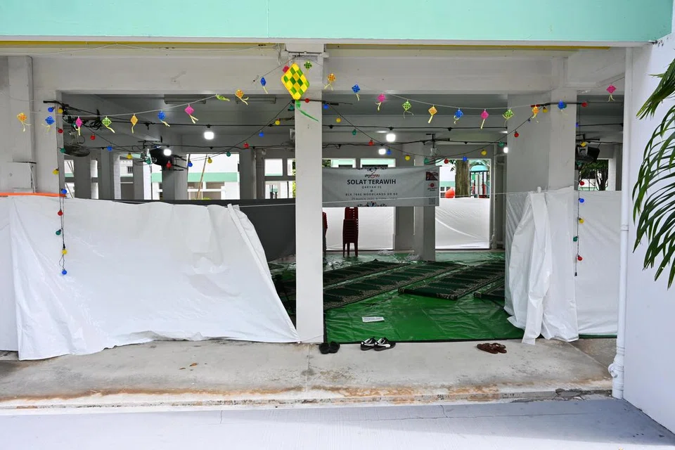 Ruang solat tarawih di kolong Blok 786E, Woodlands Dr 60. 
