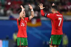 Pemain sayap, Francisco Conceicao (kiri), meraikan gol kemenangannya bersama Cristiano Ronaldo (kanan), yang membantu Portugal menang ke atas Republik Czech 2-1 dalam perlawanan kedua Kumpulan F Euro 2024 pada 19 Jun di stadium Red Bull Arena Leipzig.
