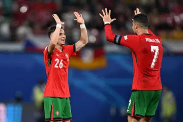 Pemain sayap, Francisco Conceicao (kiri), meraikan gol kemenangannya bersama Cristiano Ronaldo (kanan), yang membantu Portugal menang ke atas Republik Czech 2-1 dalam perlawanan kedua Kumpulan F Euro 2024 pada 19 Jun di stadium Red Bull Arena Leipzig.