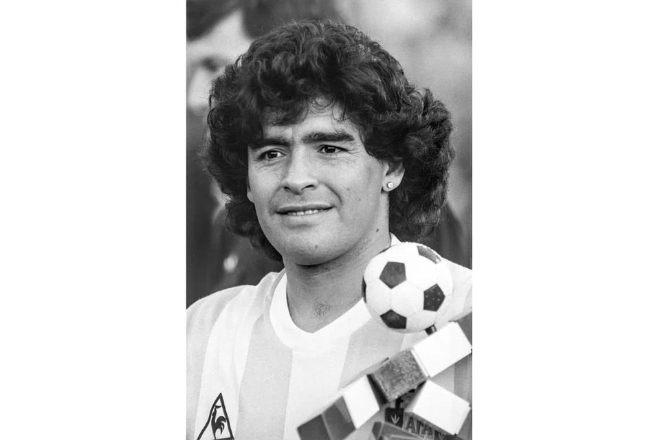 Dan gambar atas Maradona pada zaman kegemilangannya. Beliau dan ramai peminat menganggap jersi No 10 Argentina adalah miliknya buat selama-lamanya. - Foto REUTERS, EPA-EFE