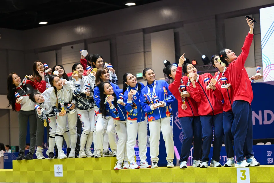 Atlet yang bertanding di acara berpasukan ‘sabre’ wanita mengambil gambar bersama di upacara pembahagian pingat. (Dari kiri) pingat perak, Singapura; pingat emas, Thailand; pingat gangsa bersama, Filipina dan Vietnam.  