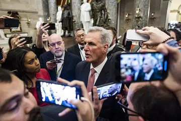 DIKERUMUNI PIHAK MEDIA: Pemimpin tertinggi Parti Republikan di Dewan Perwakilan Amerika Syarikat (AS), Encik Kevin McCarthy, berdepan sekumpulan wartawan ketika beliau meninggalkan dewan di Bangunan Capitol, Washington DC, selepas gagal buat hari ketiga berturut-turut dalam mendapatkan jumlah undian mencukupi untuk menjadi Speaker, kelmarin. - Foto EPA-EFE