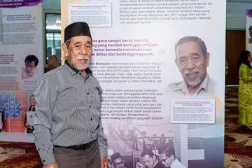 SURATMAN MARKASAN: Penulis tersohor yang sering mengambil pendekatan dengan menggabungkan realiti hidup dengan idealisme. Gambar diambil pada November 2019. - Foto fail
