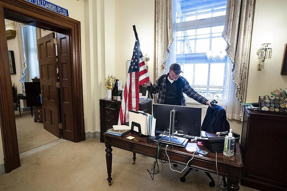 DIDAKWA: Penyokong Presiden Amerika Donald Trump, Richard Barnett, didakwa menceroboh pejabat Speaker Dewan Perwakilan Nancy Pelosi. - Foto EPA-EFE