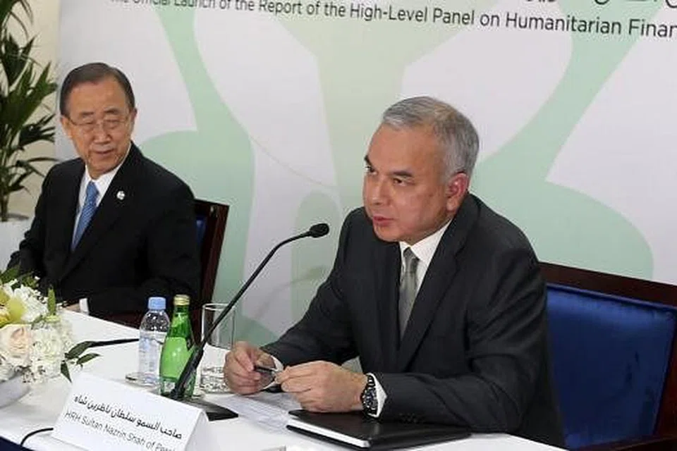 Sultan Nazrin Shah (kanan) bersama Setiausaha Agung Pertubuhan Bangsa-Bangsa Bersatu (PBB), Encik Ban Ki-moon, dalam sebuah sidang media mengenai pembiayaan kemanusiaan di Dubai baru-baru ini. Gambar REUTERS 