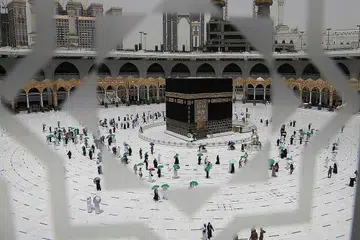 JALANKAN IBADAH PENUH SELAMAT: Jemaah yang memakai pelitup mengawasi jarak selamat semasa melaksanakan tawaf di Kaabah pada musim haji yang lalu. - Foto REUTERS